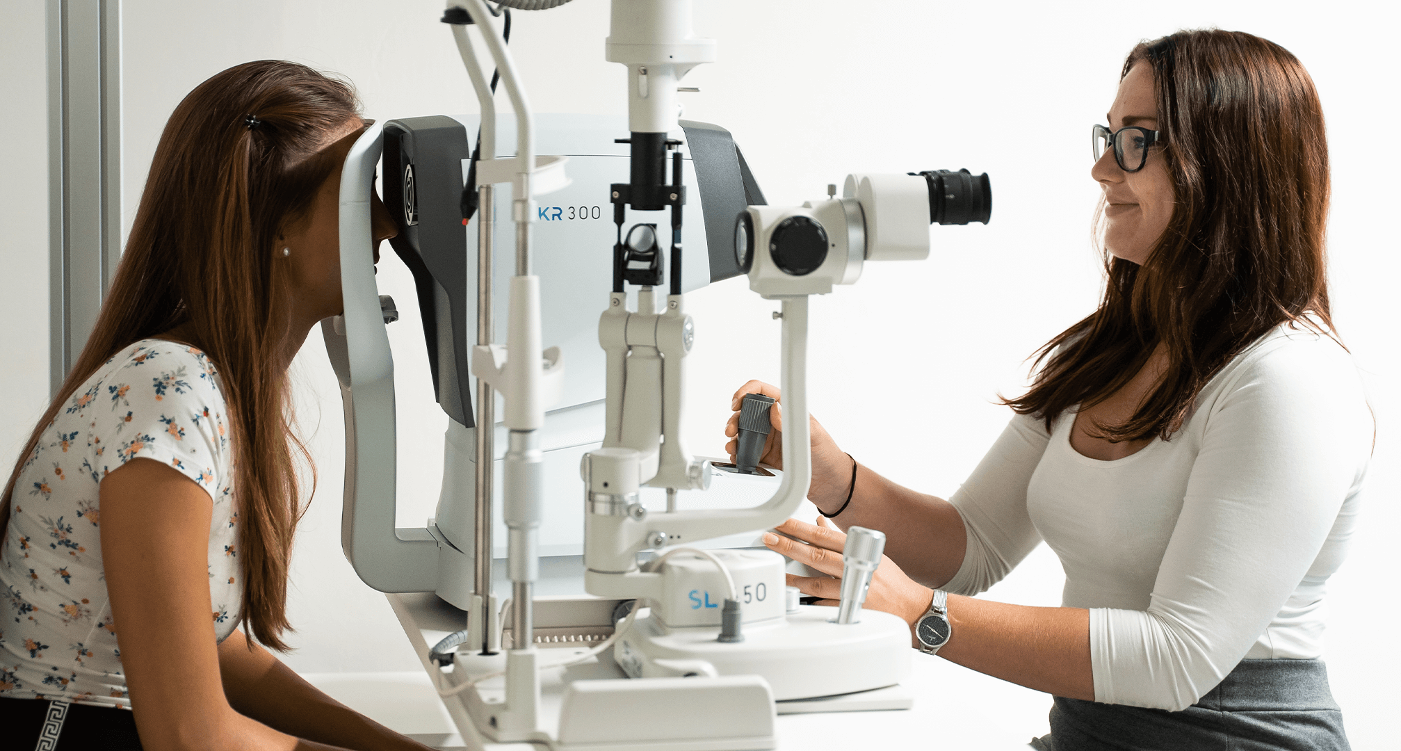 Optometrist teeb patsiendile silmauuringut