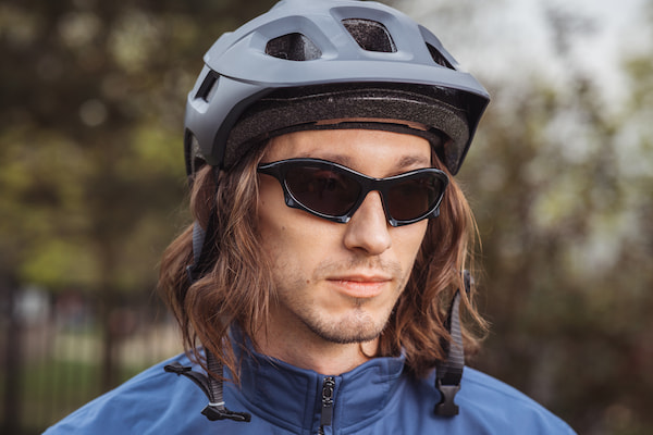 Noor mees futuristlike sportlike päikeseprillidega