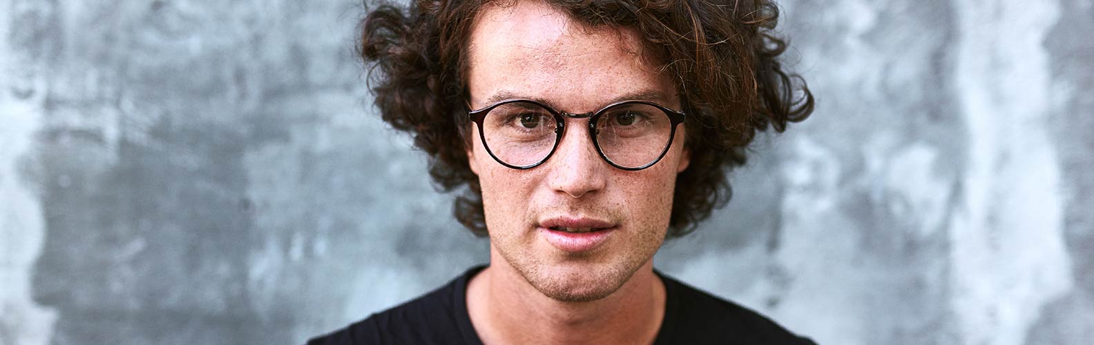 Kriimustatud prillidega inimene