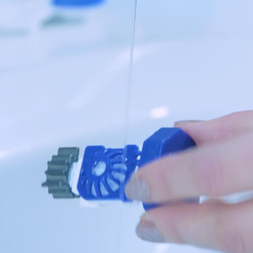 Läätsede loputamine konteineris peroksiidilahusega.