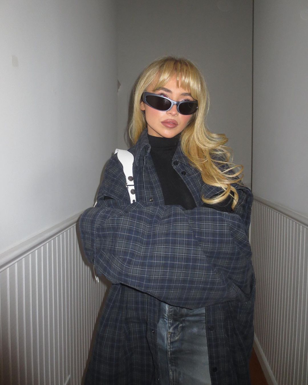 Дженнифер Лопес в красных солнцезащитных очках-щитках