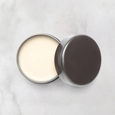 Purk valge vahaga neutraalsel taustal